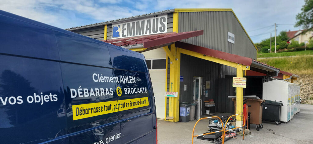 Nous donnons une seconde vie aux meubles encombrants d'une cliente grâce à Emmaus Les Fins.